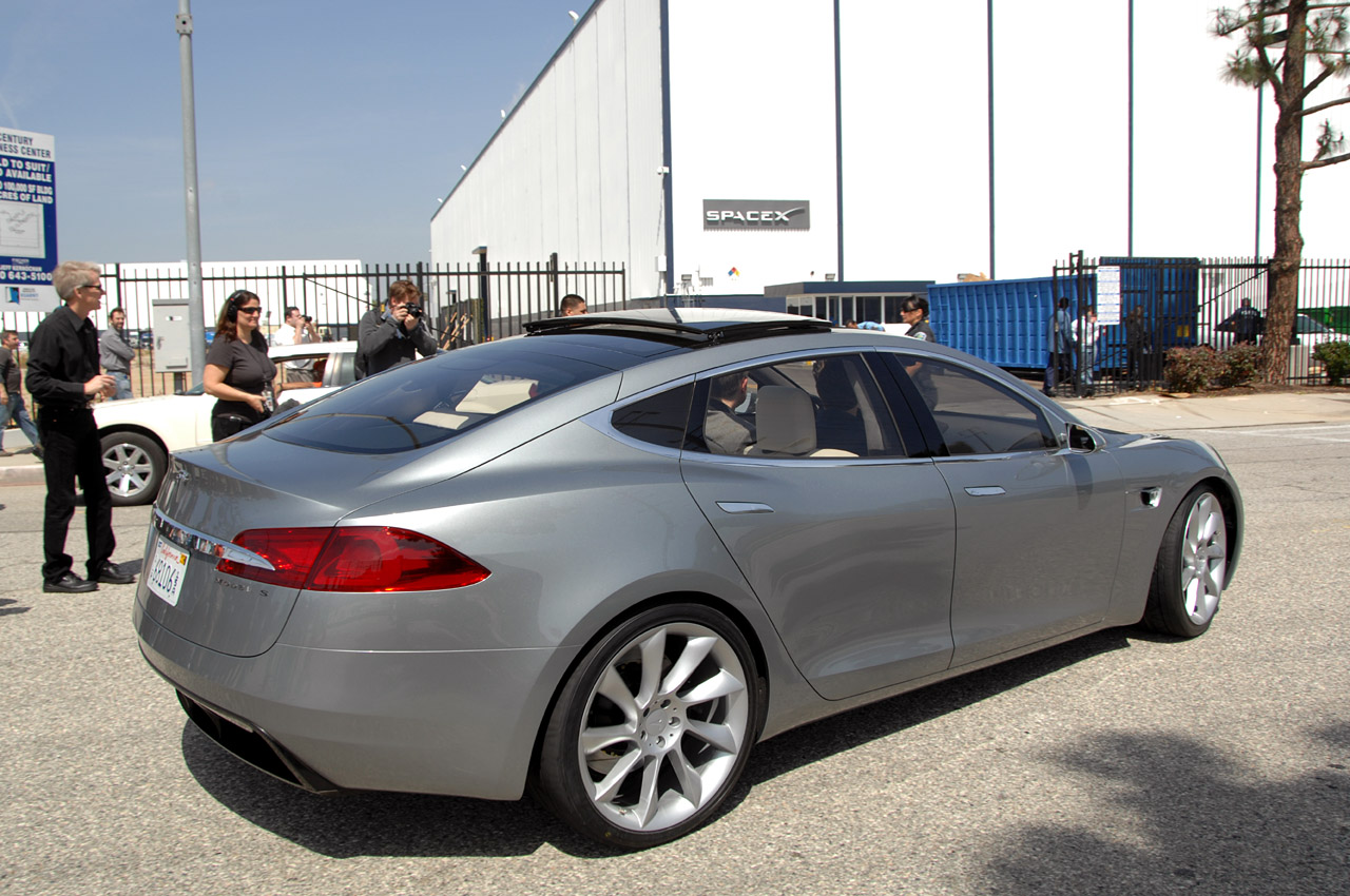Tesla-Model-S-sedan